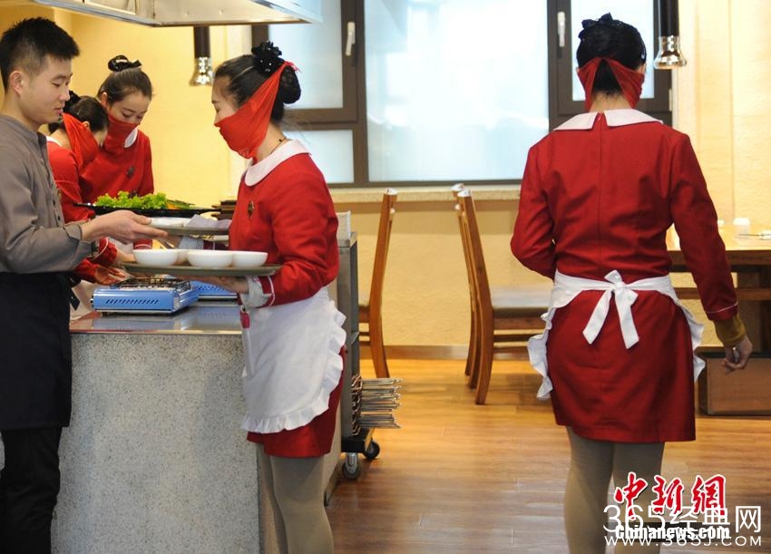 长春某饭店服务员红纱遮面服务