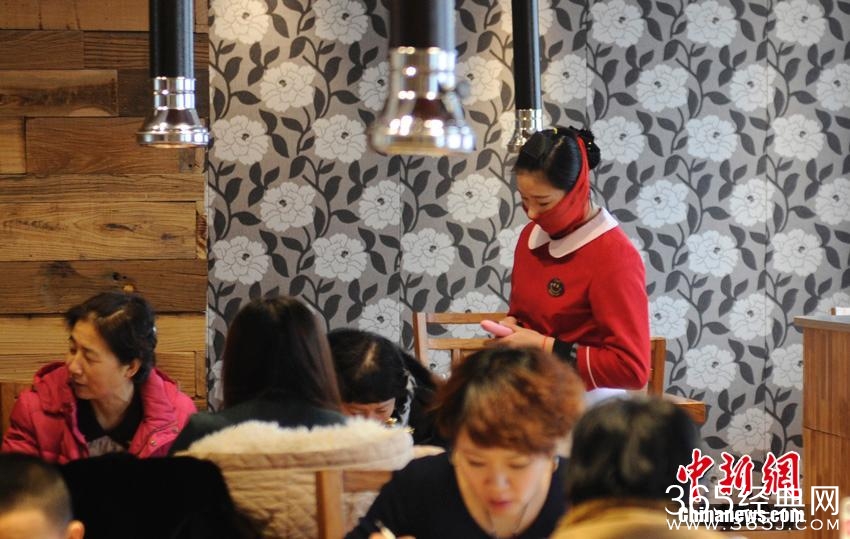 长春某饭店服务员红纱遮面服务