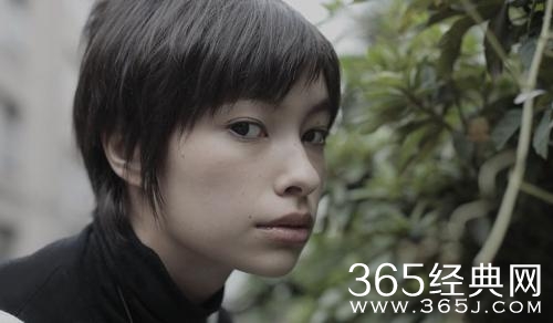 日本婆婆为儿媳拍性感写真