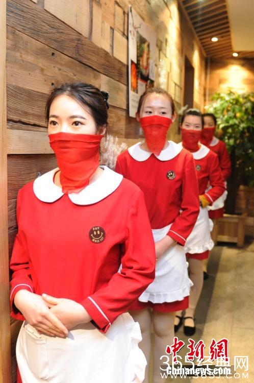 长春某饭店服务员红纱遮面服务