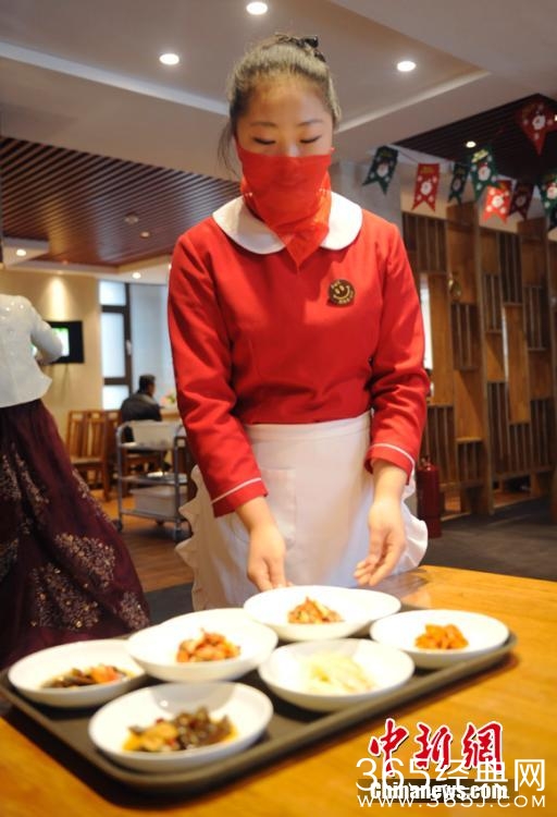 长春某饭店服务员红纱遮面服务