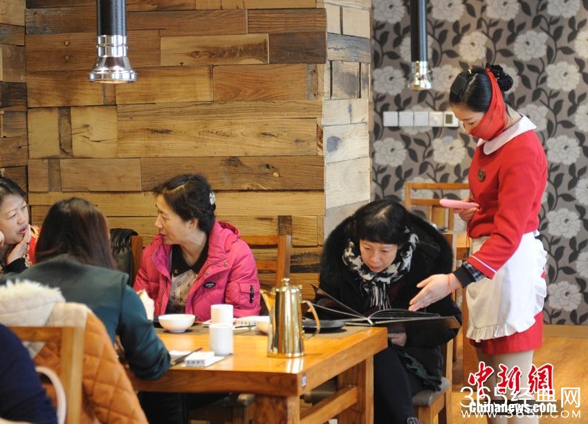 长春某饭店服务员红纱遮面服务