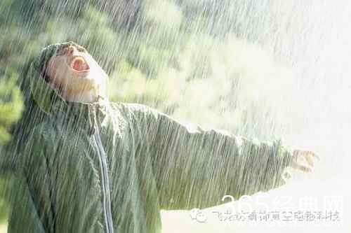 没有伞的孩子才会努力奔跑