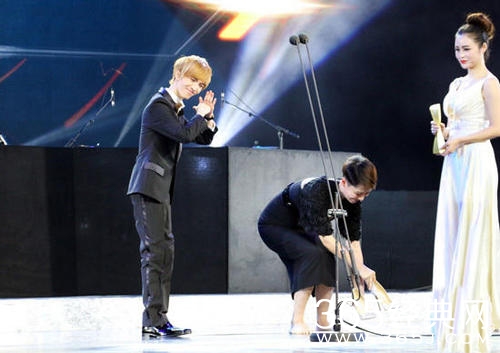 海清首都回应下跪门事件