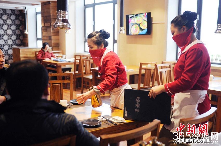长春某饭店服务员红纱遮面服务