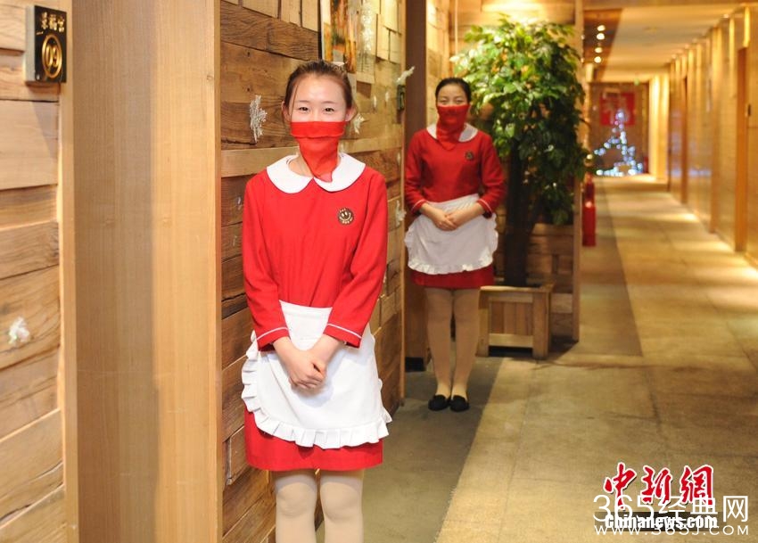 长春某饭店服务员红纱遮面服务