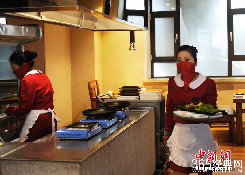 长春某饭店服务员红纱遮面服务