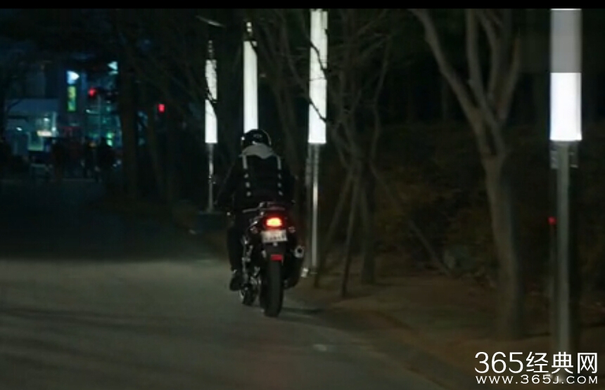 《匹诺曹》凡潮和那个骑摩托车说的什么