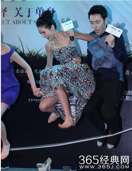 王思聪女友张予曦现场跳绳 秀美背