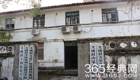 政府大楼因寒碜走红