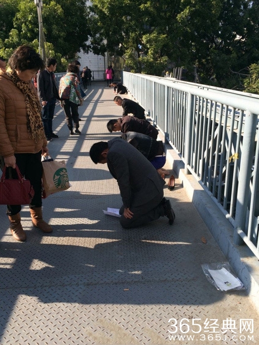 某公司员工没完成任务罚跪天桥60分钟