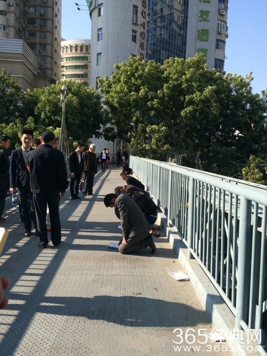 某公司员工没完成任务罚跪天桥60分钟