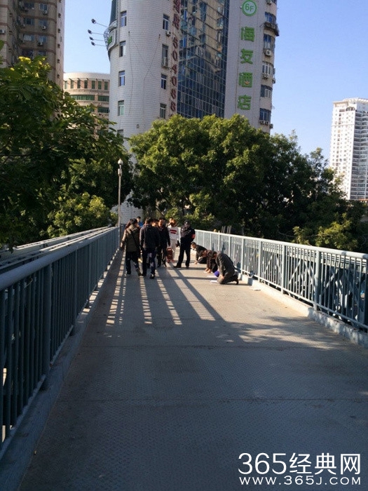 某公司员工没完成任务罚跪天桥60分钟