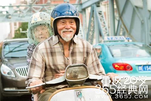 《重返20岁》隐藏彩蛋:摘下头盔的神秘人究竟是谁图片