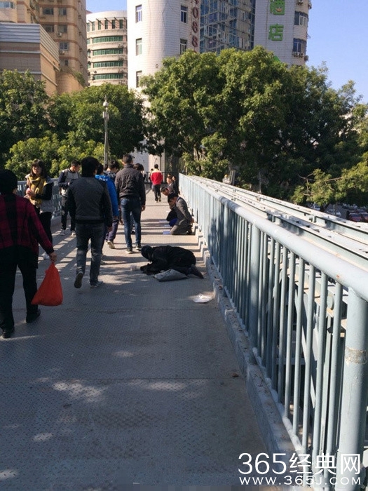 某公司员工没完成任务罚跪天桥60分钟