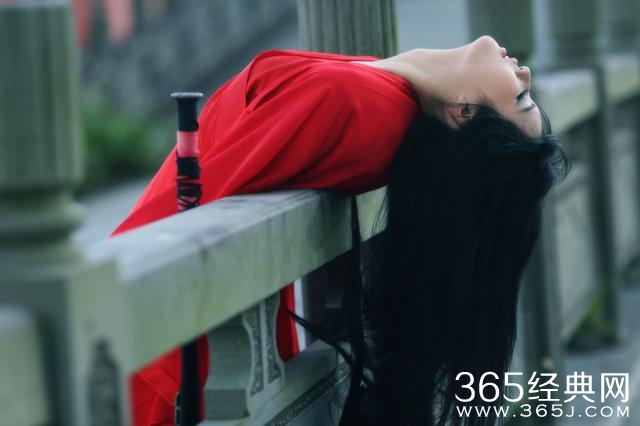 你不曾给我一次回眸，我却始终在对你微笑