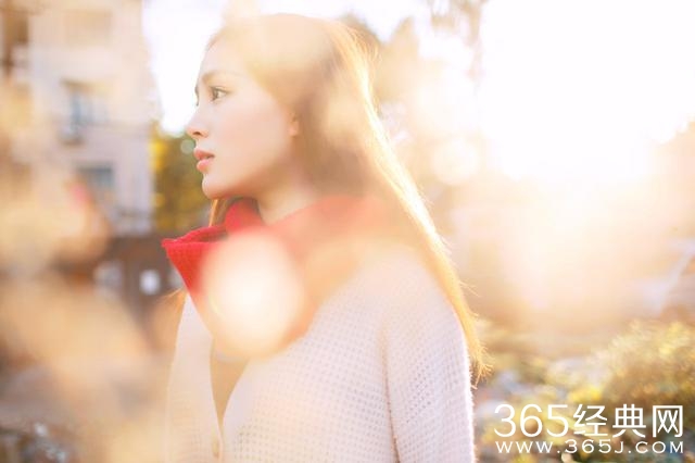 你不曾给我一次回眸，我却始终在对你微笑