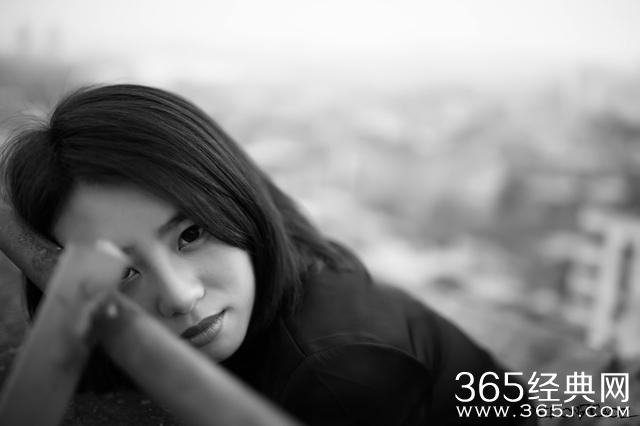 你不曾给我一次回眸，我却始终在对你微笑