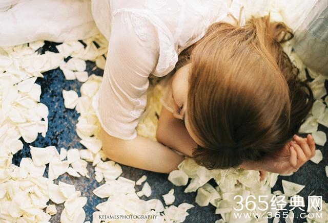 你不曾给我一次回眸，我却始终在对你微笑