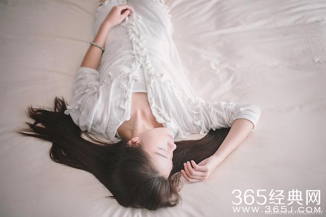 你不曾给我一次回眸，我却始终在对你微笑