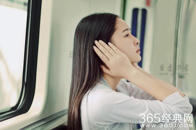 你不曾给我一次回眸，我却始终在对你微笑