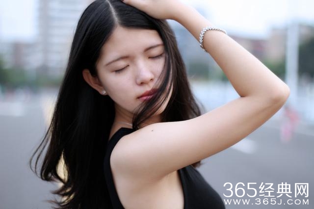 你不曾给我一次回眸，我却始终在对你微笑