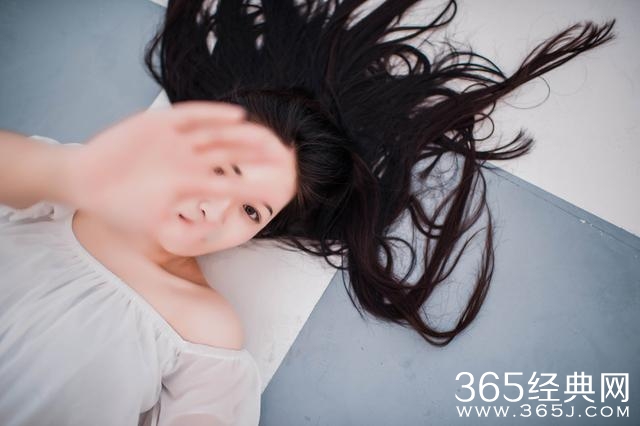 你不曾给我一次回眸，我却始终在对你微笑