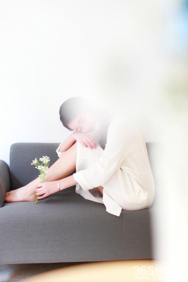 你不曾给我一次回眸，我却始终在对你微笑