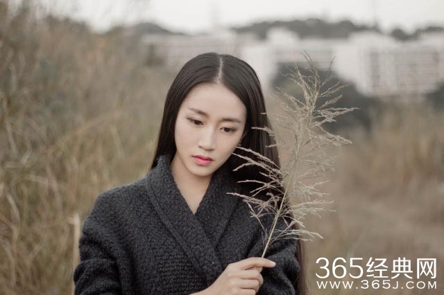 你不曾给我一次回眸，我却始终在对你微笑