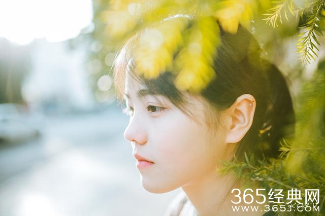 你不曾给我一次回眸，我却始终在对你微笑