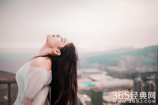 你不曾给我一次回眸，我却始终在对你微笑