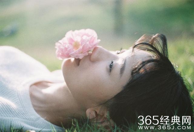 你不曾给我一次回眸，我却始终在对你微笑