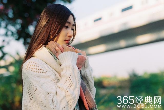 你不曾给我一次回眸，我却始终在对你微笑