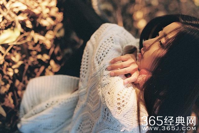 你不曾给我一次回眸，我却始终在对你微笑