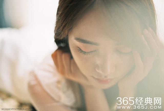 你不曾给我一次回眸，我却始终在对你微笑