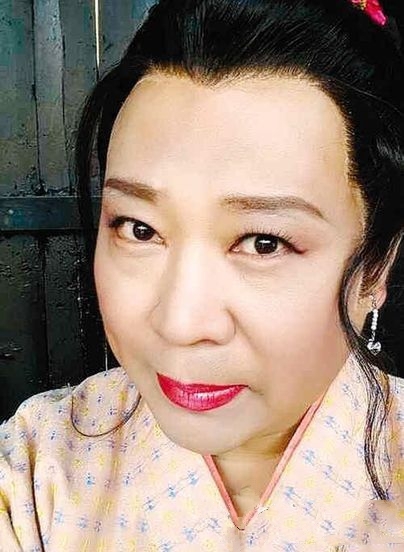 郭德纲“地中海”造型惊呆众人/大金链子大手表