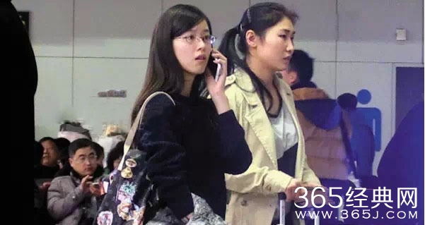 奶茶妹妹返京被拍 “分手”后仍住刘强东豪宅