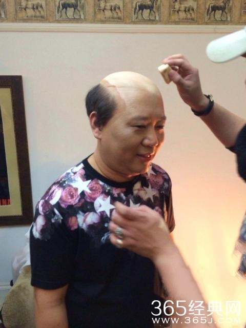 郭德纲“地中海”造型惊呆众人/大金链子大手表