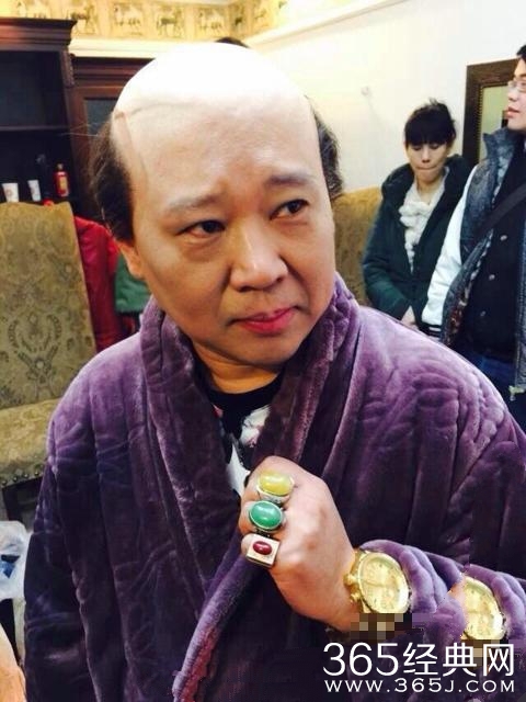 郭德纲“地中海”造型惊呆众人/大金链子大手表