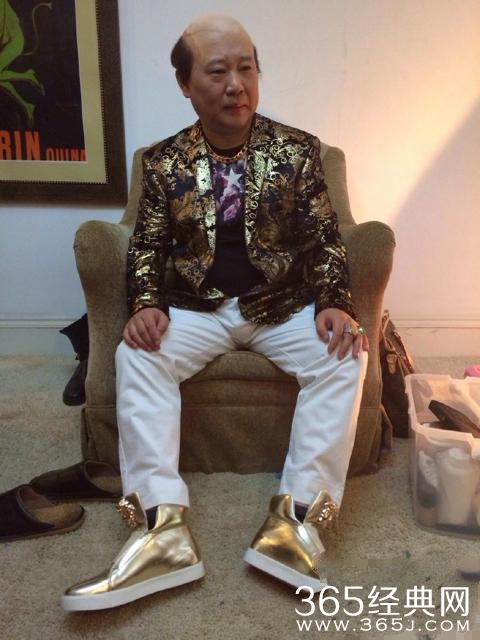 郭德纲“地中海”造型惊呆众人/大金链子大手表