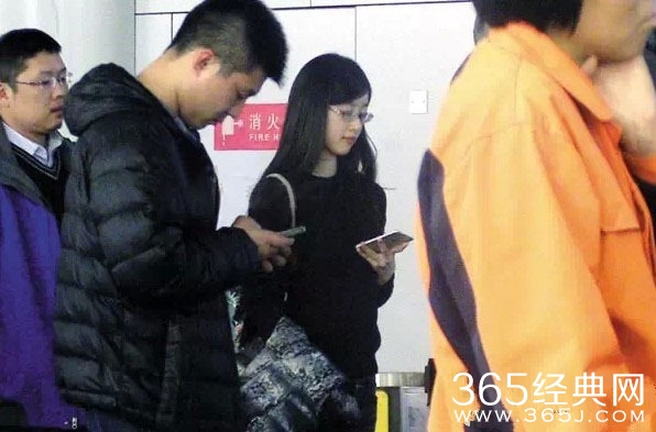 奶茶妹妹返京被拍 “分手”后仍住刘强东豪宅