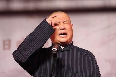 郭德纲“地中海”造型惊呆众人/大金链子大手表