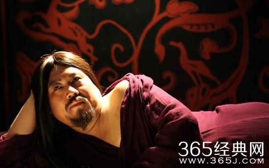 郭德纲“地中海”造型惊呆众人/大金链子大手表