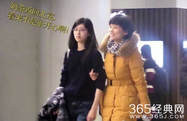 奶茶妹妹返京被拍 “分手”后仍住刘强东豪宅