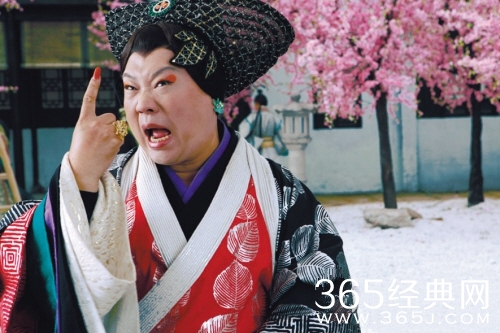 郭德纲“地中海”造型惊呆众人/大金链子大手表