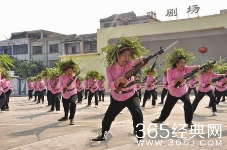 金华大妈跳广场舞换新舞伴 被“旧爱”拔刀刺死