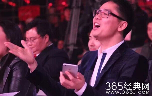 京东年会上演美女泳装秀 刘强东笑得合不拢嘴