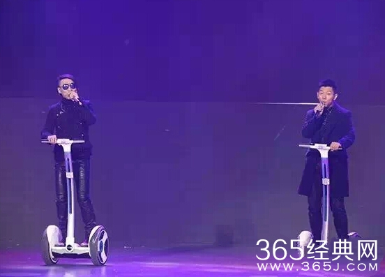 京东年会上演美女泳装秀 刘强东笑得合不拢嘴