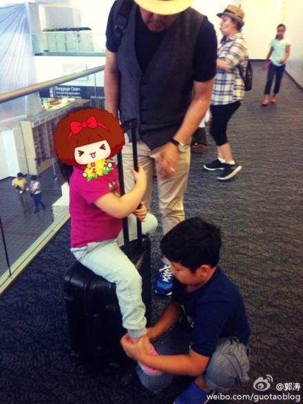 石头练琴妹妹画画侧颜超相像_帅兄萌妹组合得众网友喜爱_365经典网