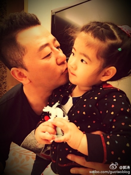 石头练琴妹妹画画侧颜超相像_帅兄萌妹组合得众网友喜爱_365经典网